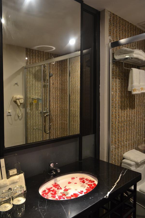 Royal Holiday Hotel Янгон Экстерьер фото