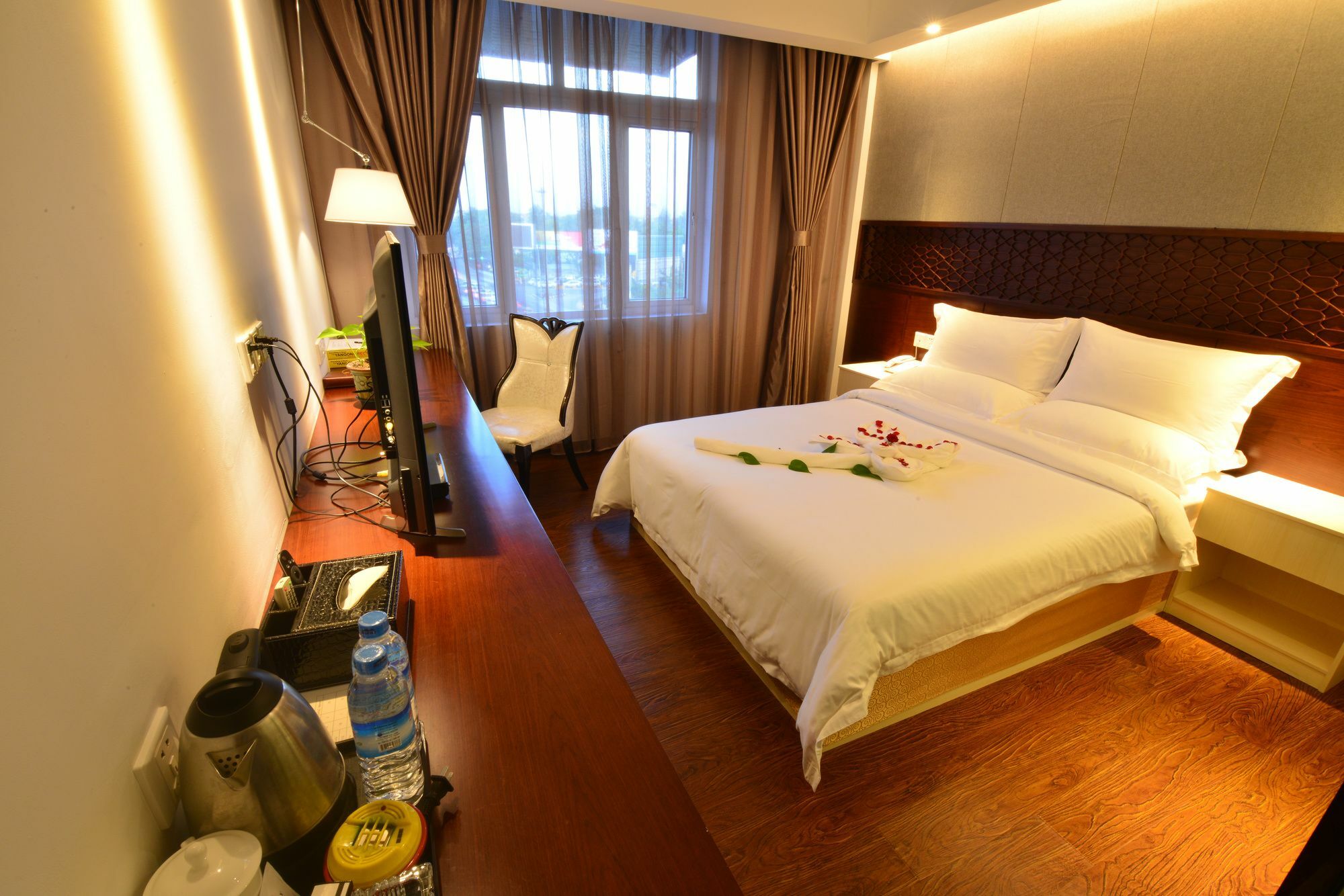 Royal Holiday Hotel Янгон Экстерьер фото
